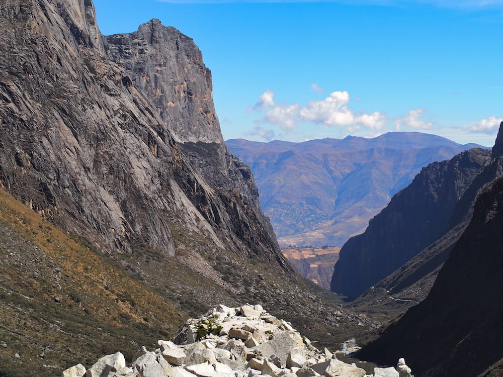 View of the valley during the descent to Laguna Paron