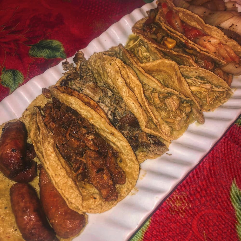 Plato Combinado of seven different tacos fillings
